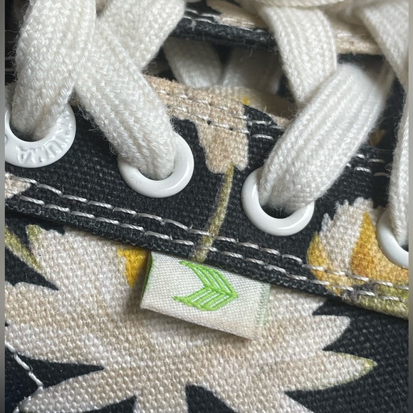 👟 Cariama OCA Low Lace Up Sneakers. Black W/Giant Lilies. Unisex. 👟 - Picture 9 of 16